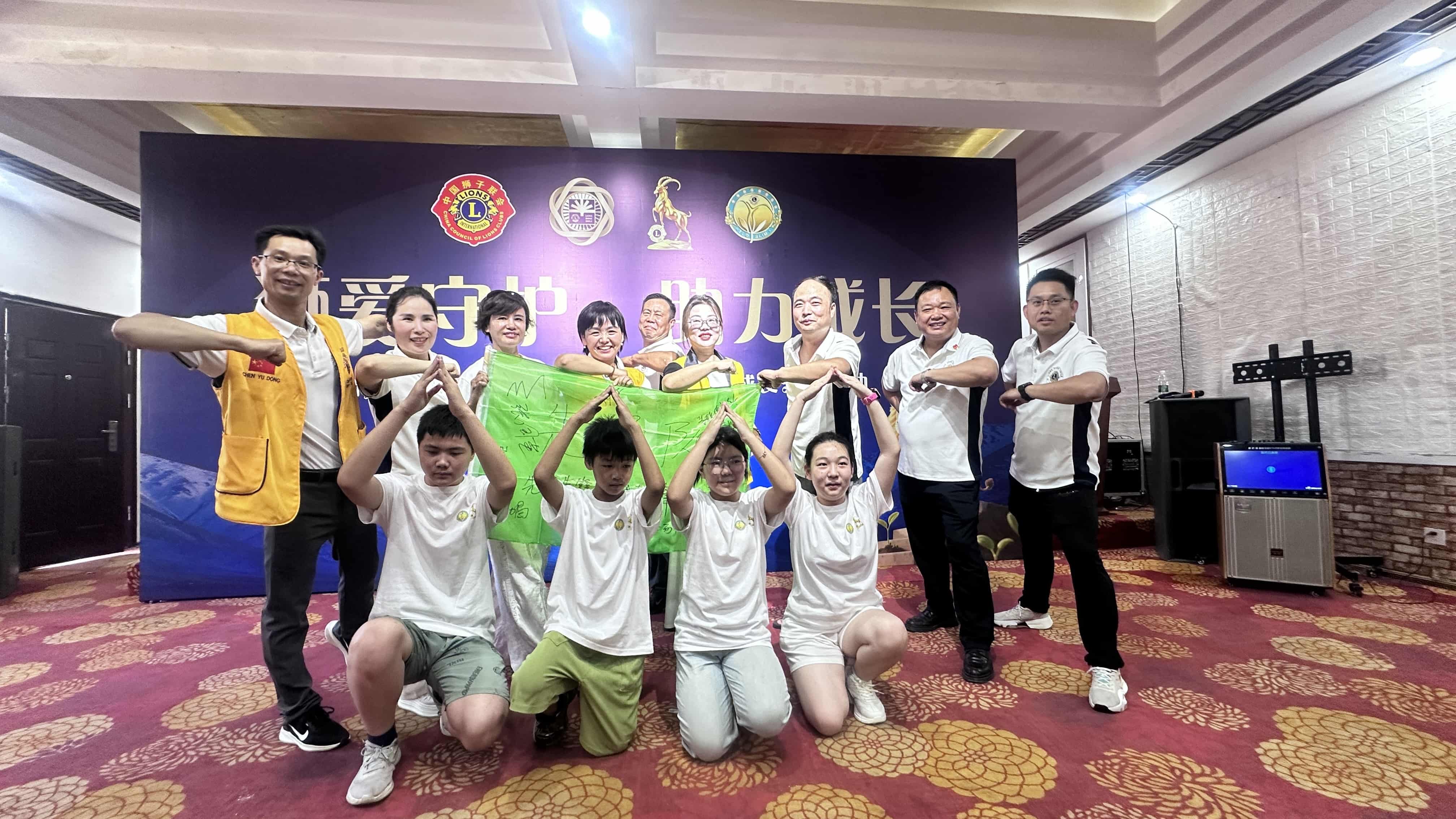 狮爸狮妈护航！狮宝与小狮子手牵手撒欢，这场 “狮爱守护” 暖到心尖！